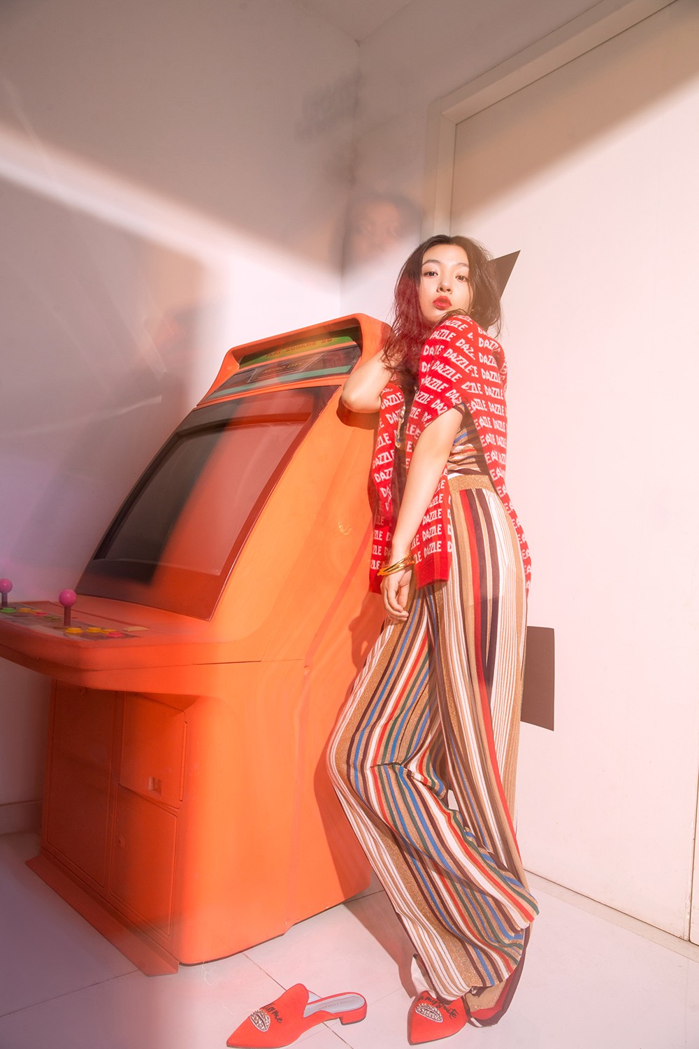 吴倩最新撞色写真曝光 电玩少女玩转"幻想风"