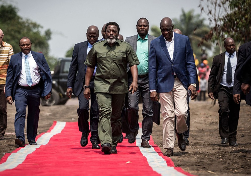 总统亲自点燃堆积成山的象牙山塔|约瑟夫·卡比拉|象牙山|穿山甲_新浪