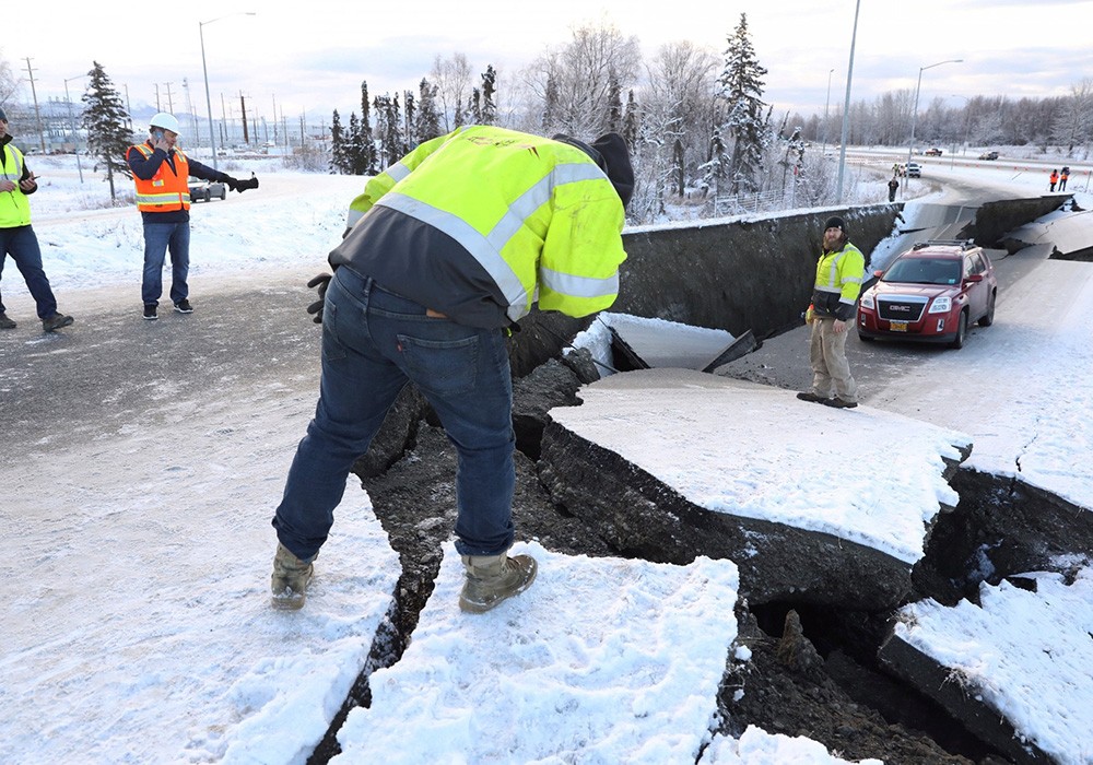 美国阿拉斯加突发7.2级地震 交通瘫痪进入紧急状态