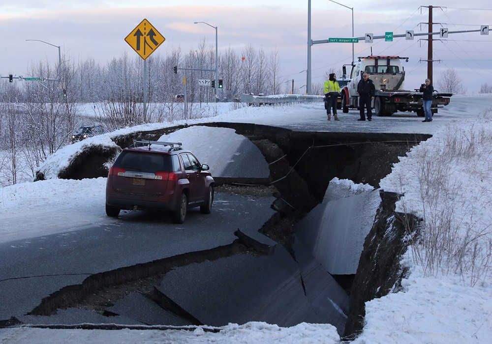 美国阿拉斯加突发7.2级地震 交通瘫痪进入紧急状态