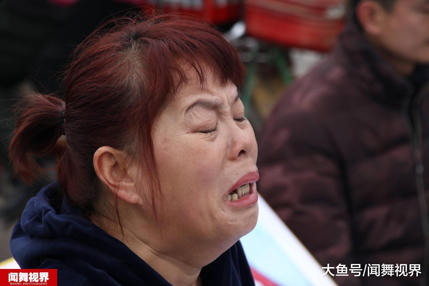 村妇庙会跪地乞讨, 骗术一招被人揭穿, 掌握这点不再上当