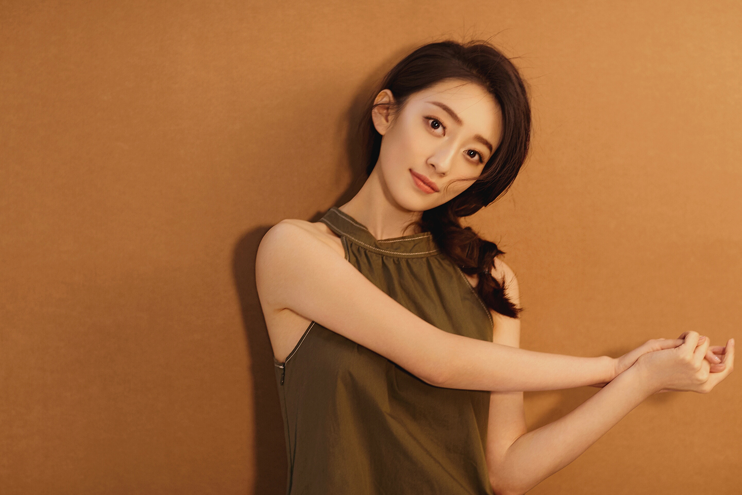 陈瑾如夏日写真大片曝光 光影间风格多变撩人心弦