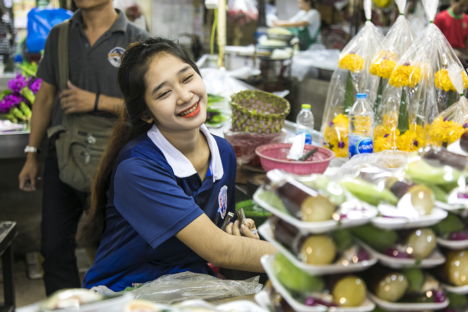 泰国卖花姑娘个个貌美如花,原来都藏在曼谷这个最大的市场里