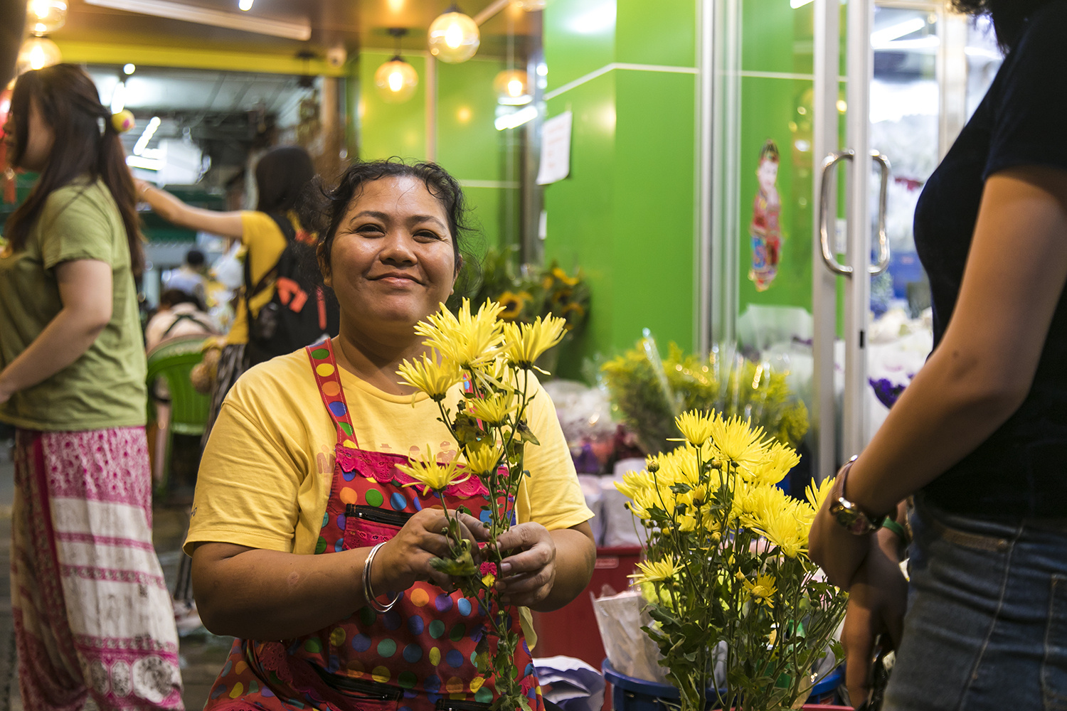 泰国卖花姑娘个个貌美如花,原来都藏在曼谷这个最大的市场里