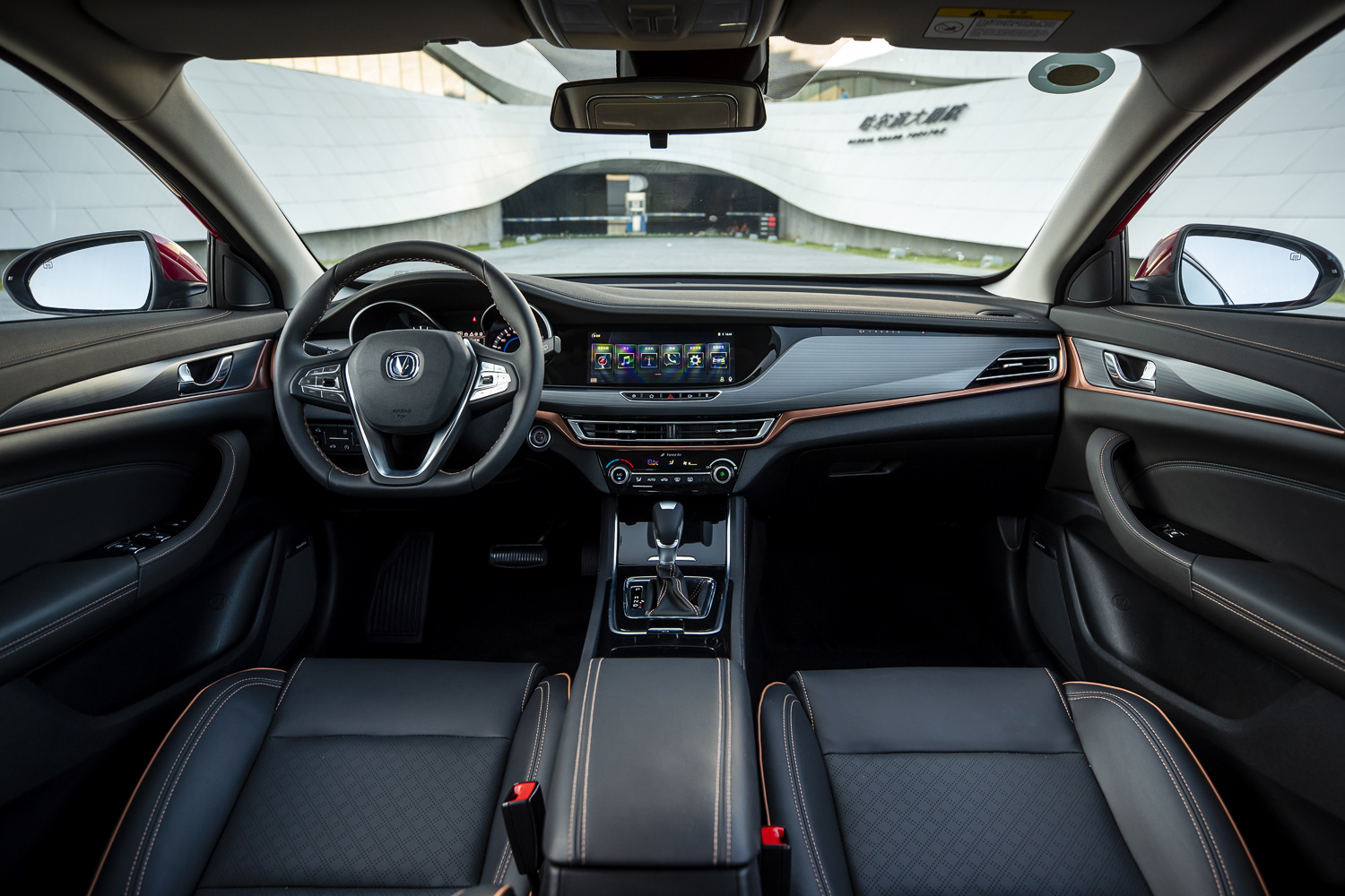 第二代逸动xt内饰方面基本沿袭了逸动的设计布局,增添了古铜色的饰条.