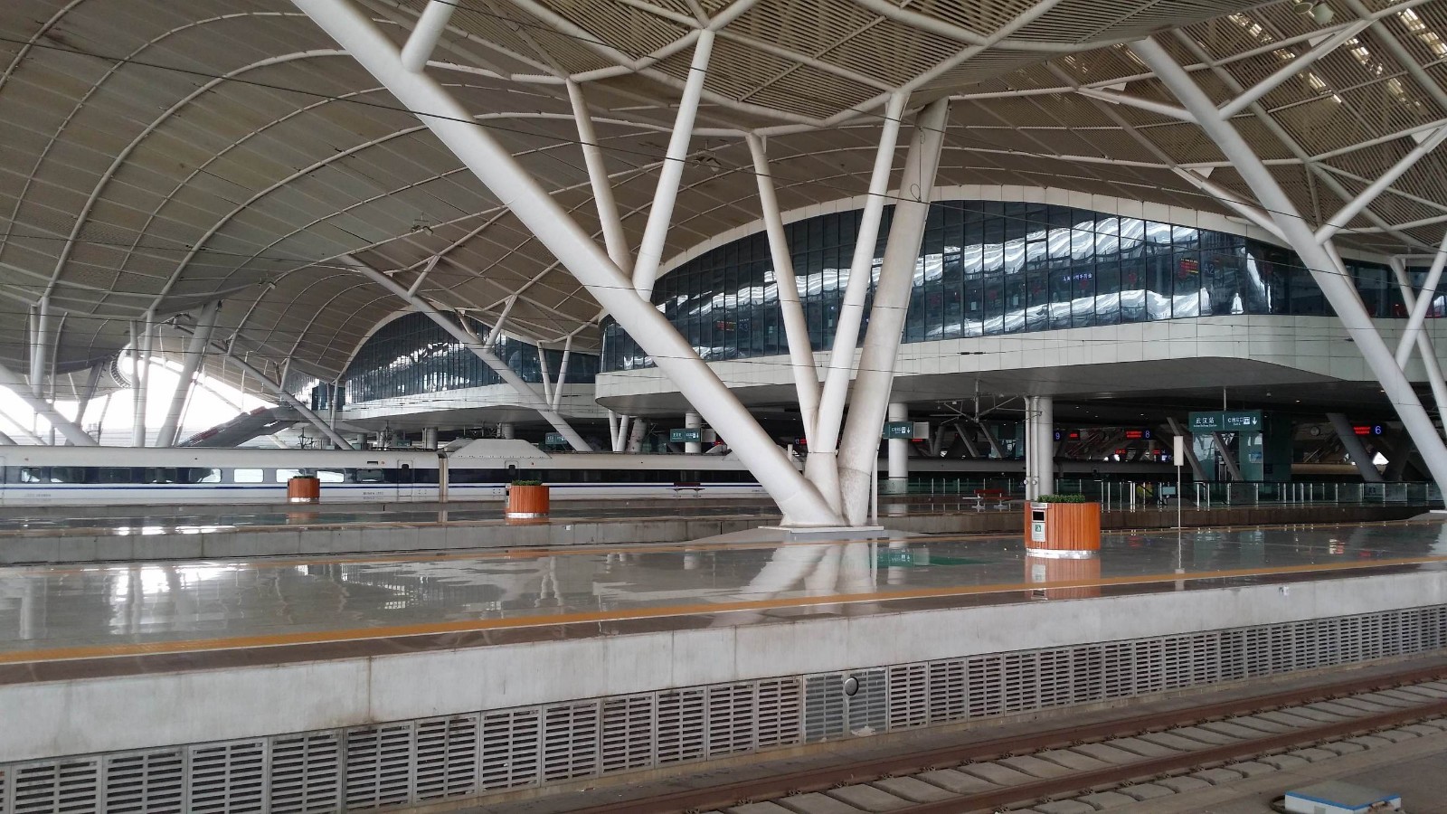 中国第一座高铁站,"九头鸟"造型,被誉为"全球最美建筑"|高铁|九头鸟