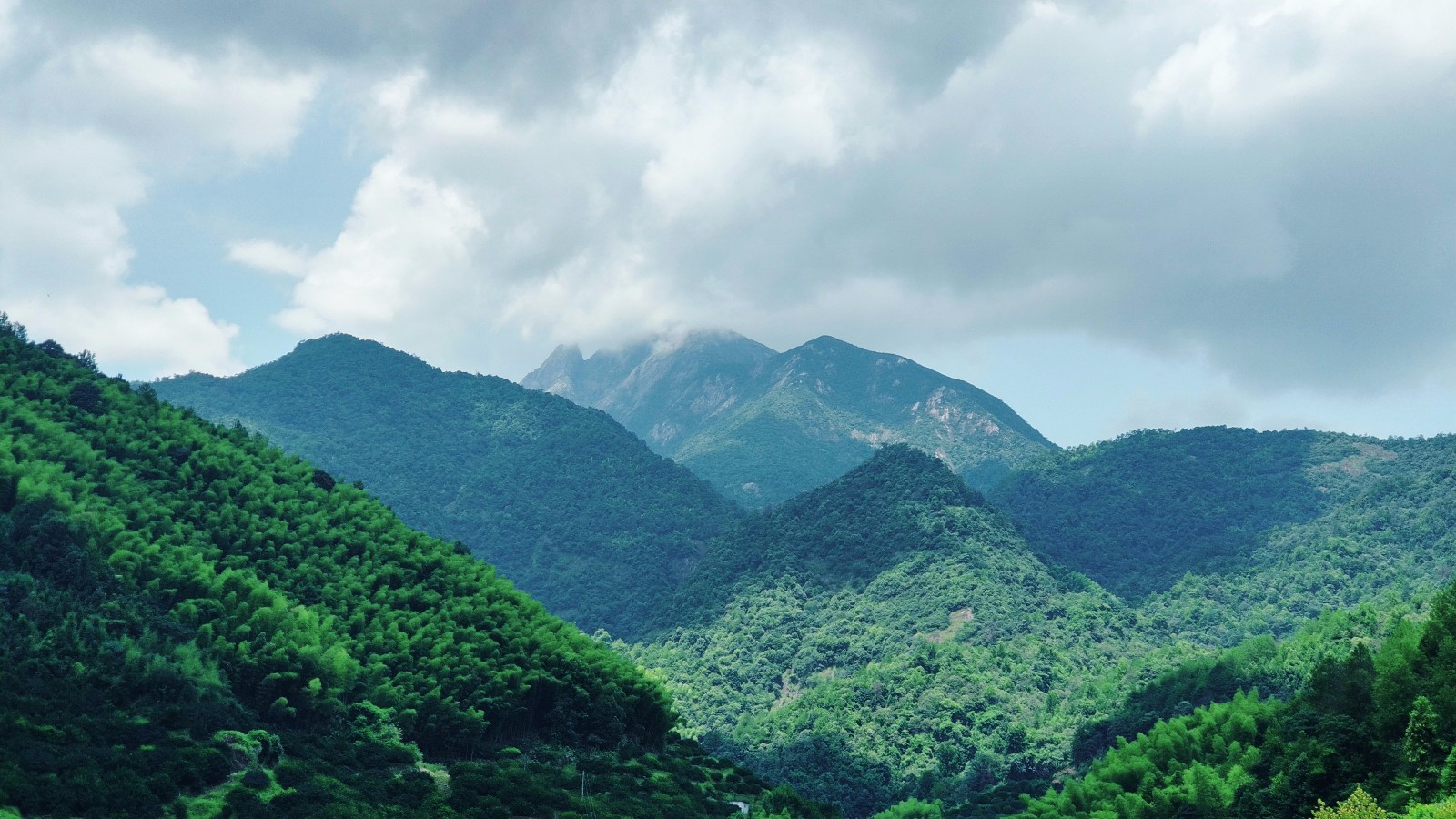 江西省抚州市南丰县市山镇沙岗村马溪组军峰山脚下龙王窟-闯溪流
