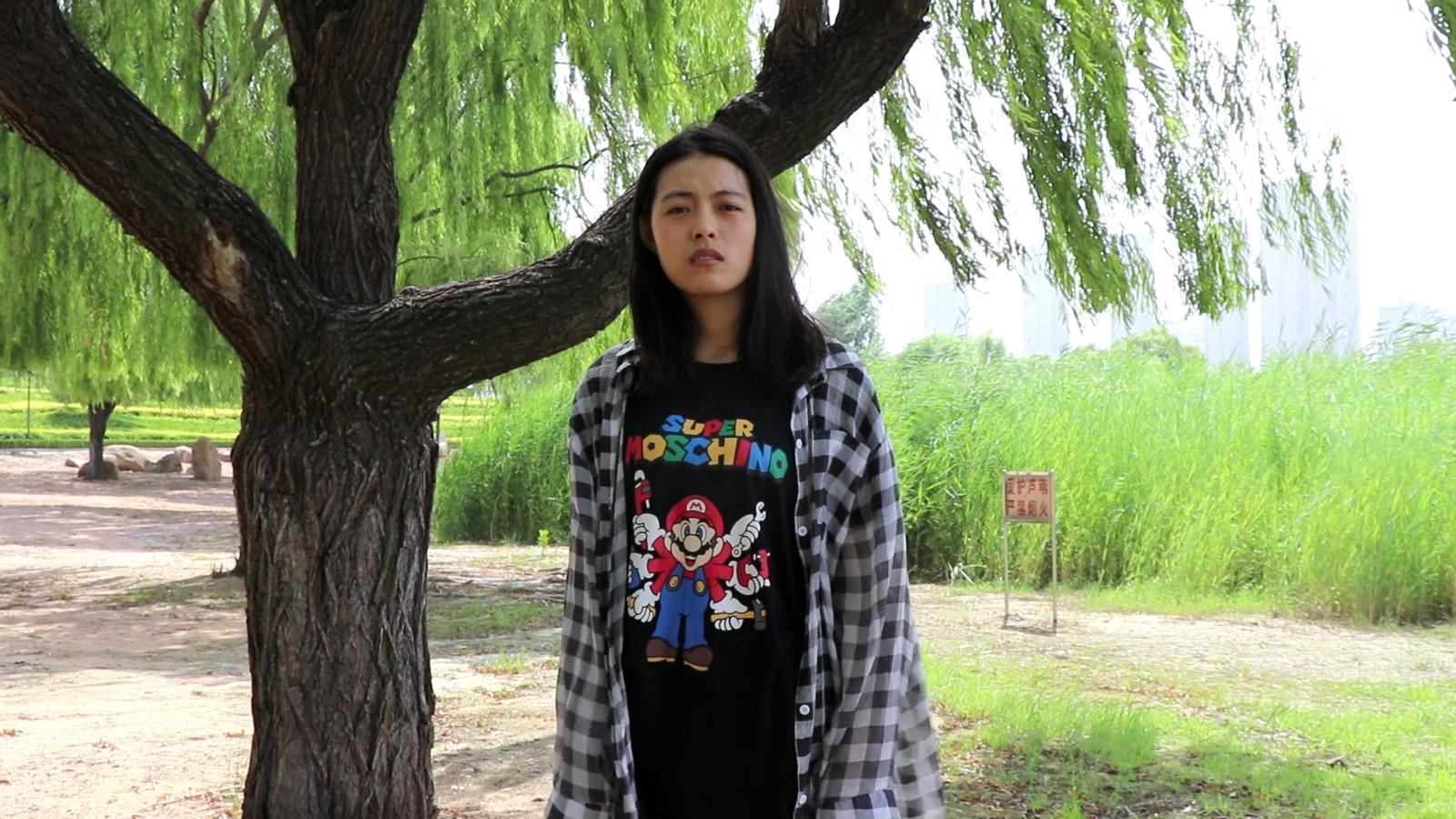 乞丐装瞎子向美女乞讨,被美女一眼识破,乞丐立马说自己是文盲