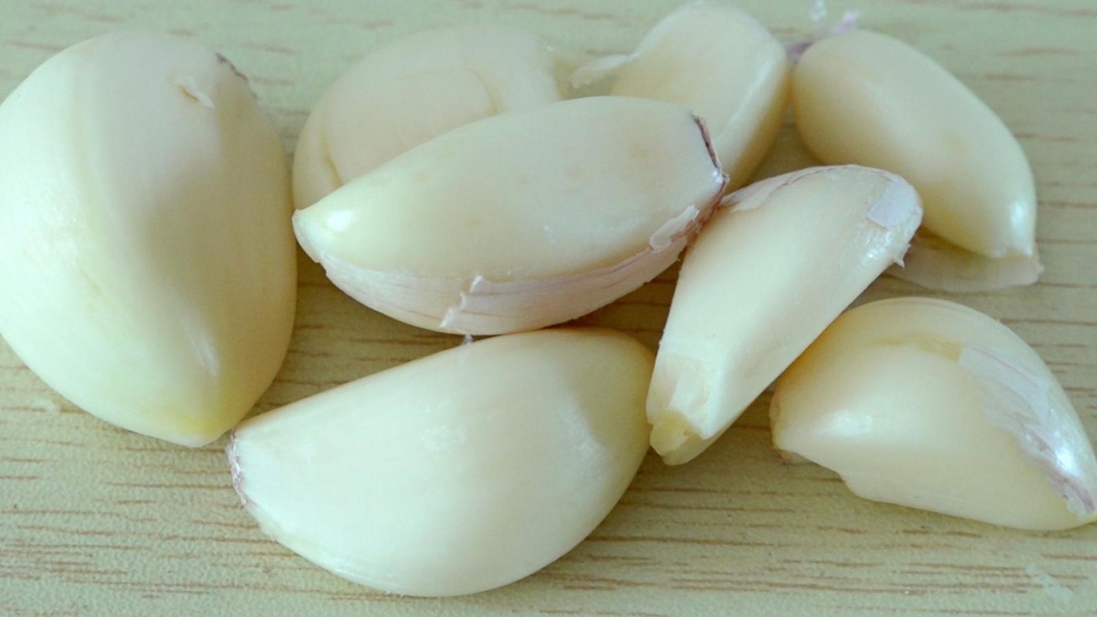 大蒜去皮不用手抠1个啤酒瓶盖就搞定分分钟能剥一大盘