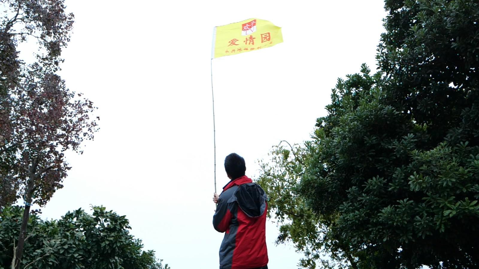 打工仔2年改变命运,当旗帜立起来那一刻,欢子在一旁偷偷的哭了