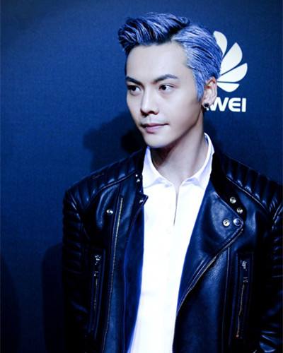 娱乐圈里染蓝头发的十位明星萧敬腾大胆时尚杨洋让人惊艳