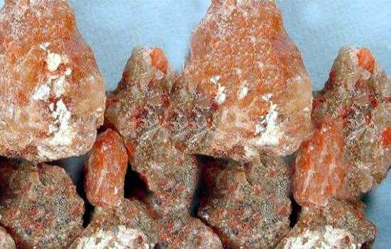 即主要成分是三氧化二砷的天然矿物,加工以后就是著名的砒霜