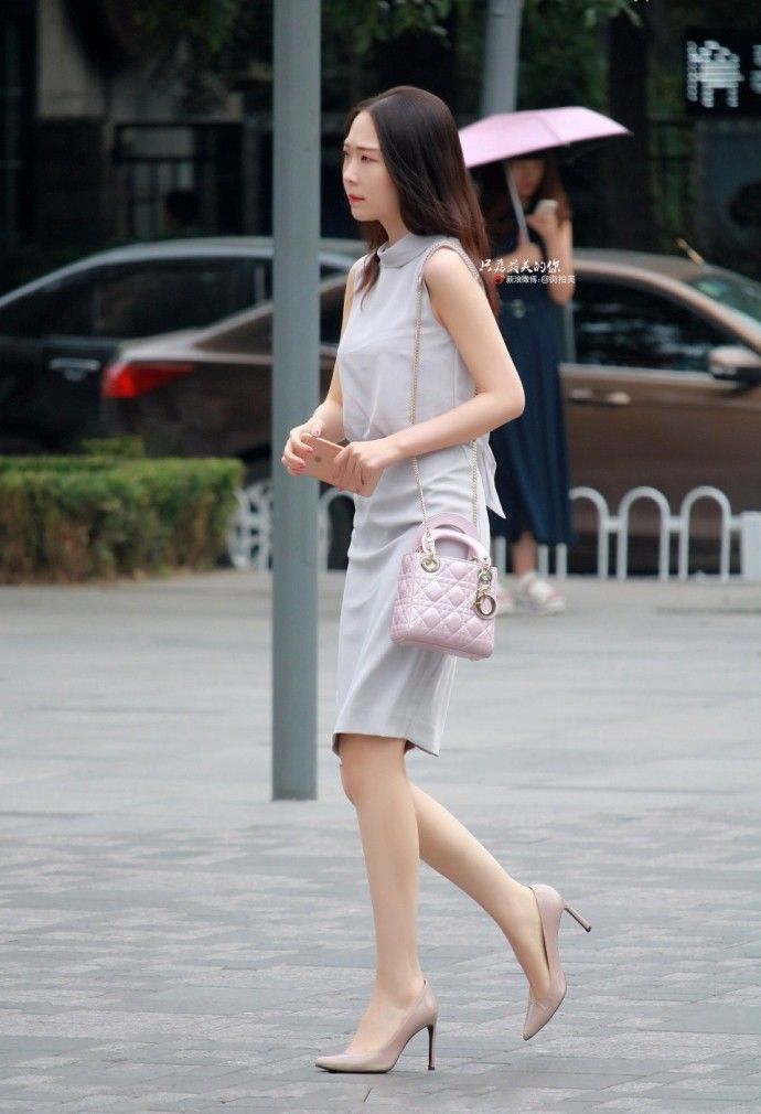 街拍美女身穿抹胸连衣裙红艳艳的高跟鞋尽显好身材