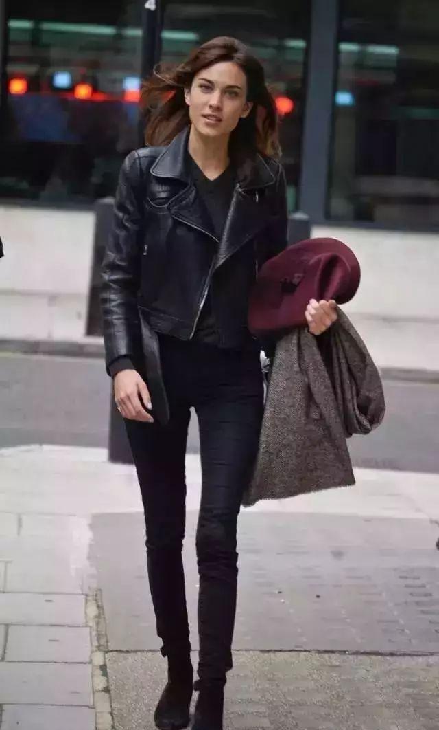 小黑裤显瘦又百搭!一条黑色打底裤承包你秋冬所有搭配!