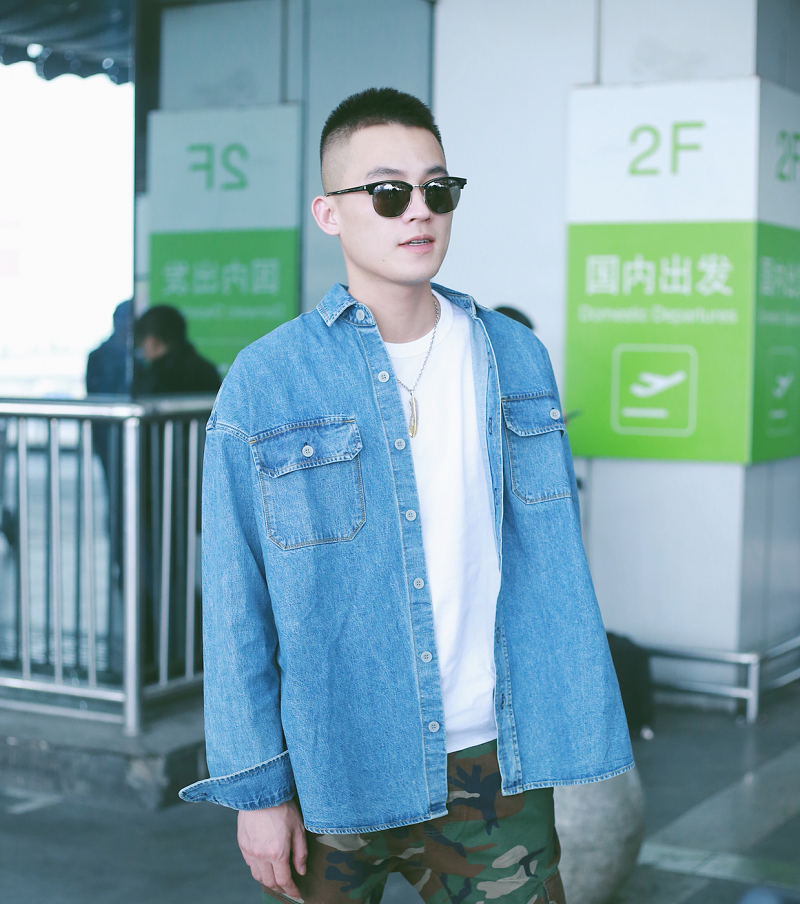 欧豪穿搭牛仔衣搭配迷彩裤蜜汁现身机场面戴墨镜星范儿足