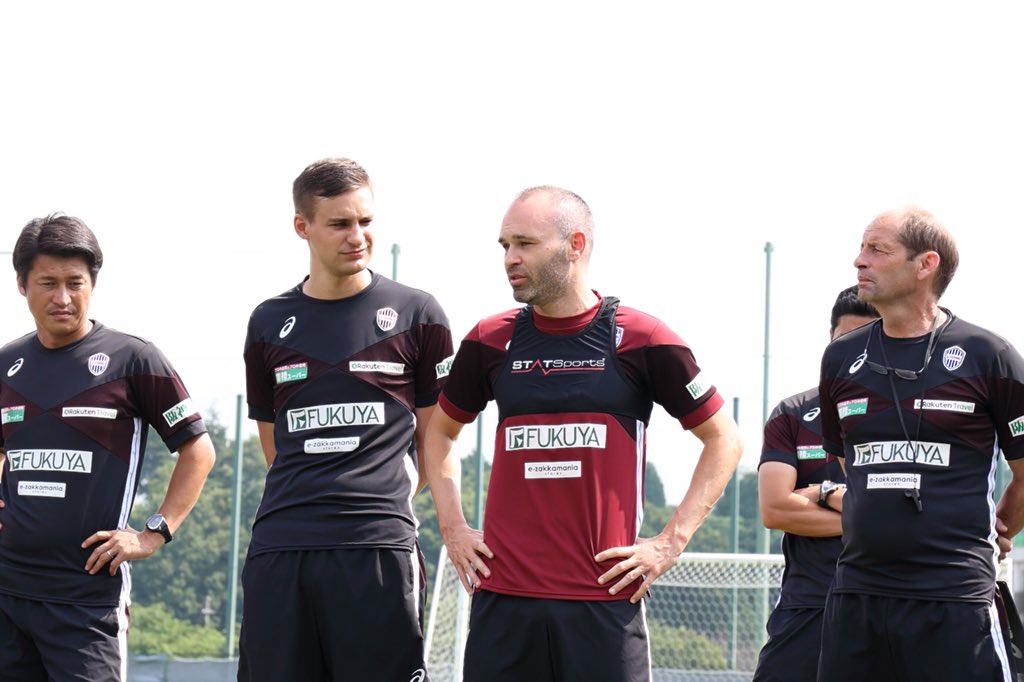 伊涅斯塔在日本神户胜利船首堂训练课。