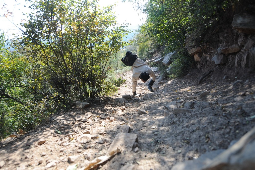 小伙先天性双腿萎缩出行靠倒立行走,20年里走山路如履平地