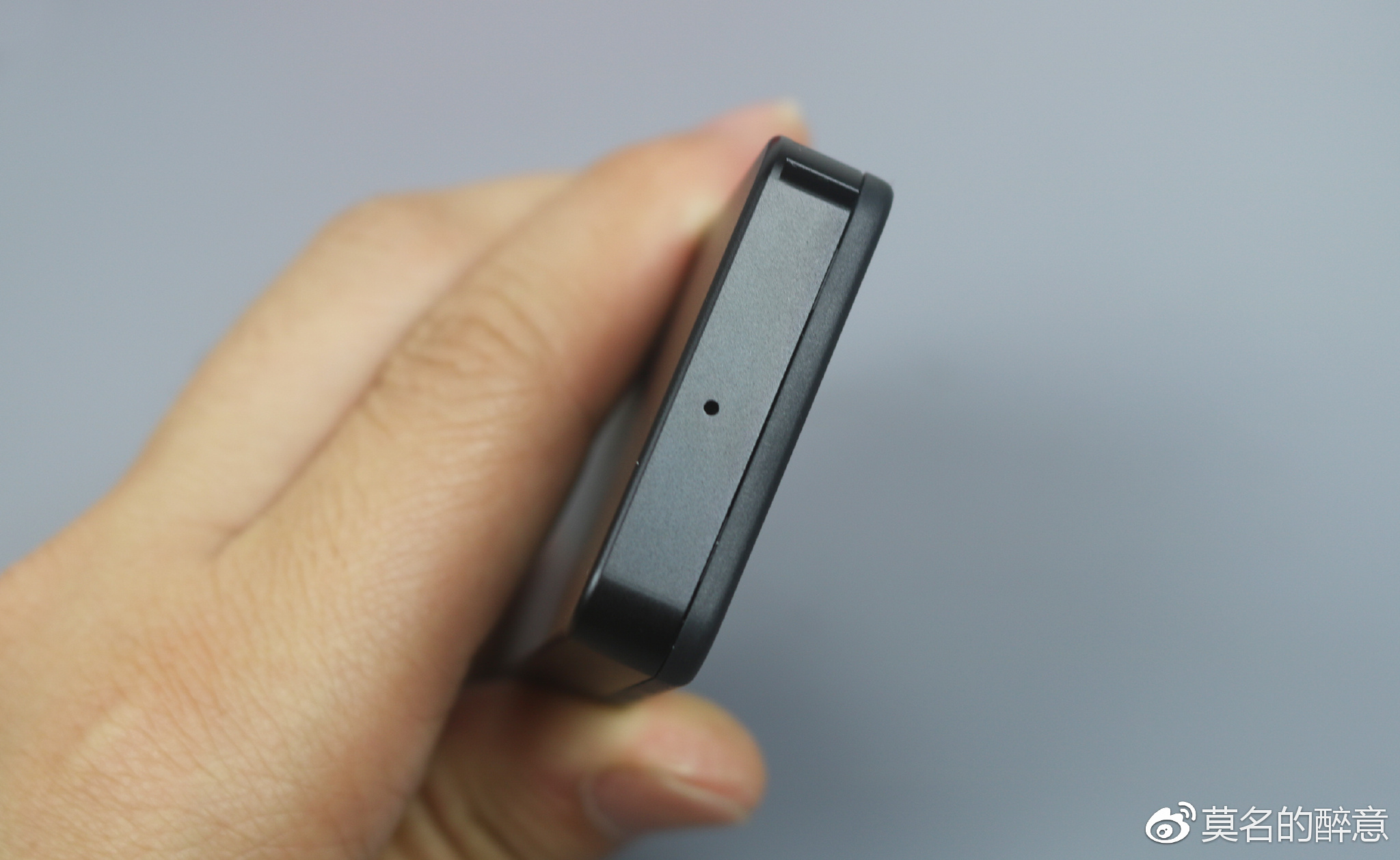 顶部是mic麦克风孔,翻译的时候要靠近这个孔来说话,才能达到最佳的拾