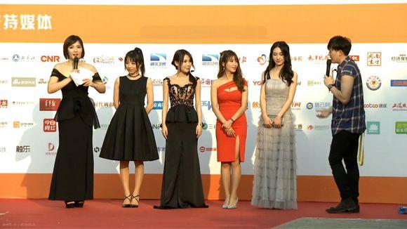 斗鱼嘉年华各大主播走红毯,冯提莫俏皮可爱,陈