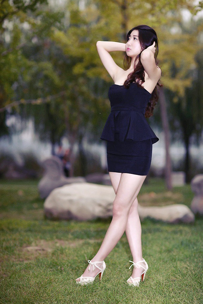 公园里一个有点微胖的邻家小姐姐