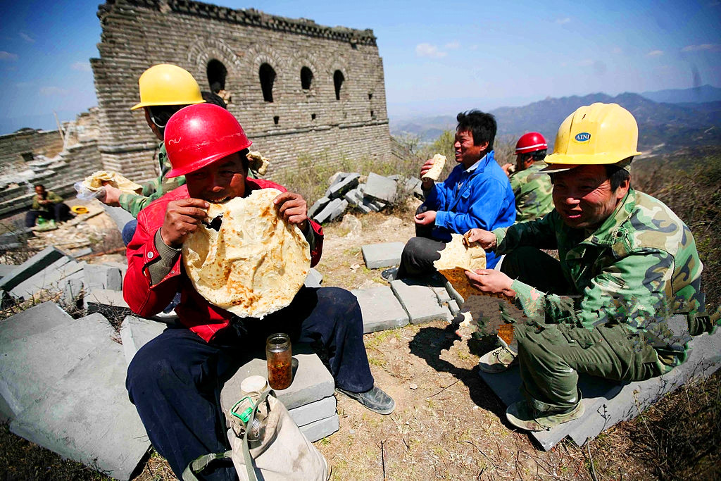 直击工地上的工人,条件艰苦却懂得知足,辛劳一生仍在社会底层!