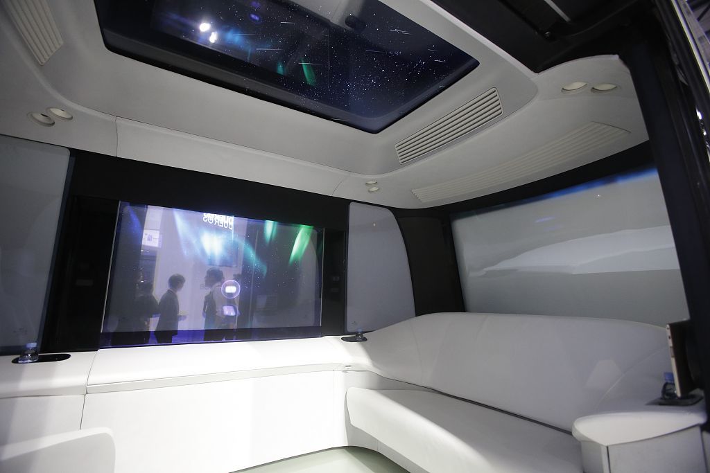 这款无人驾驶车名叫"阿波龙".车身长4.