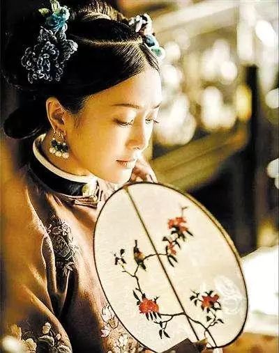 清宫剧中的女星手执团扇,秦岚恬静淡雅,赵丽颖十分可爱!