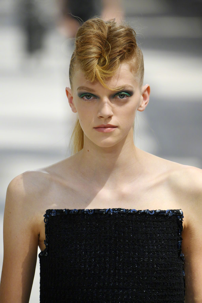 chanel 2018 秋冬高级定制系列发布秀——别致的发型与烟熏妆.