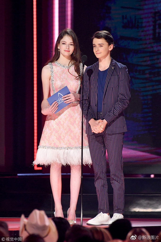 麦肯基弗依mackenziefoy现身cma乡村音乐奖担任颁奖嘉宾