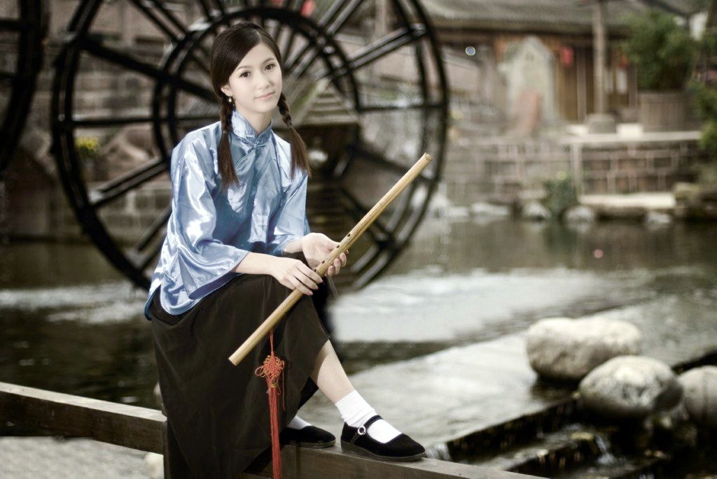 旧时代民族风情怀旧装美女