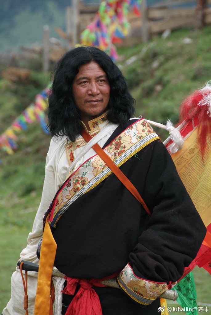 有这麼一首歌赞美康巴汉子血管裏响著马蹄的声音