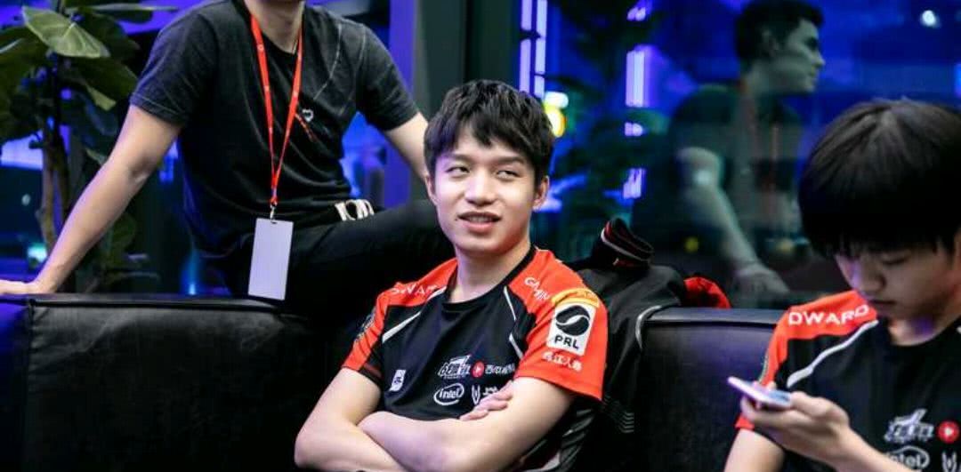 lol:厂长的一组赛后照片,笑容灿烂,自信的厂长回来了