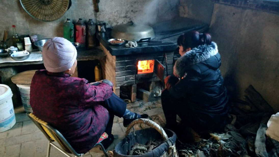 农村老人常说"有柴不烧敞口锅,有女不嫁无公婆",有道理吗?