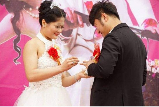 儿子做上门女婿,打电话只重复一字:饿,俺去送吃的,一开门哭了