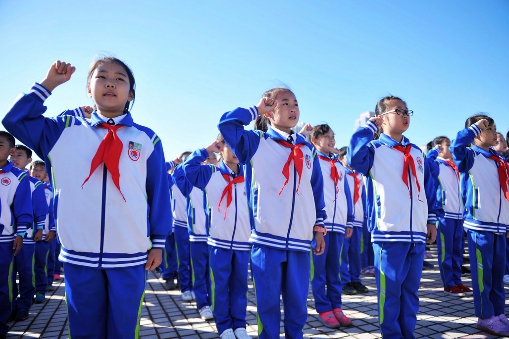 青岛西海岸新区举行隆重国庆升国旗仪式 市民自发参加 唱国歌宣誓