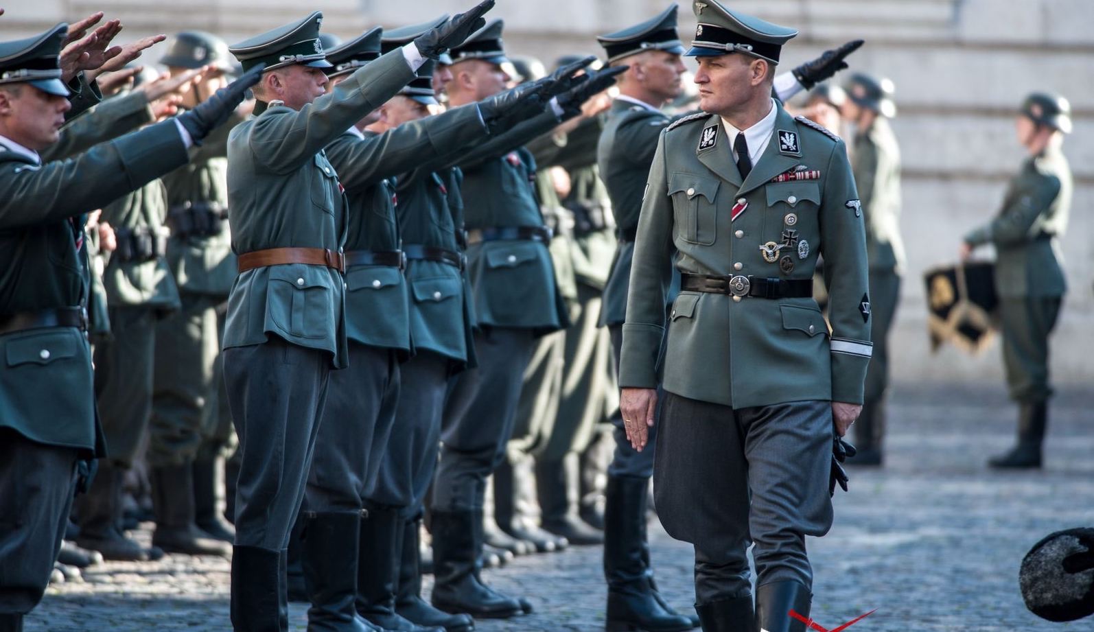 二战大魔头海德里希为何在欧洲深受欢迎?他用怀柔政策收买人心