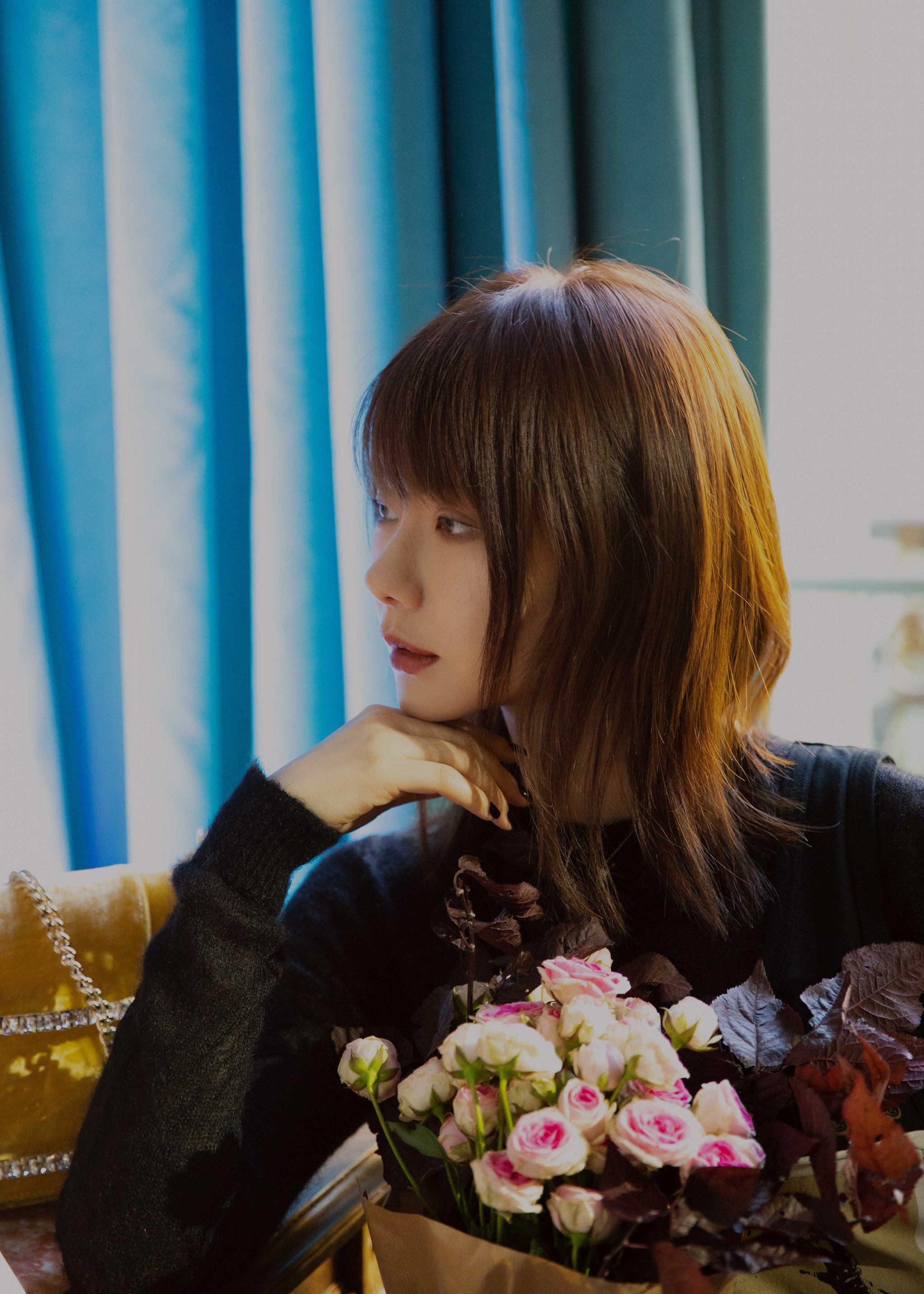 今日戚薇曝光一组巴黎时装周美图在温柔的空气刘海衬托下