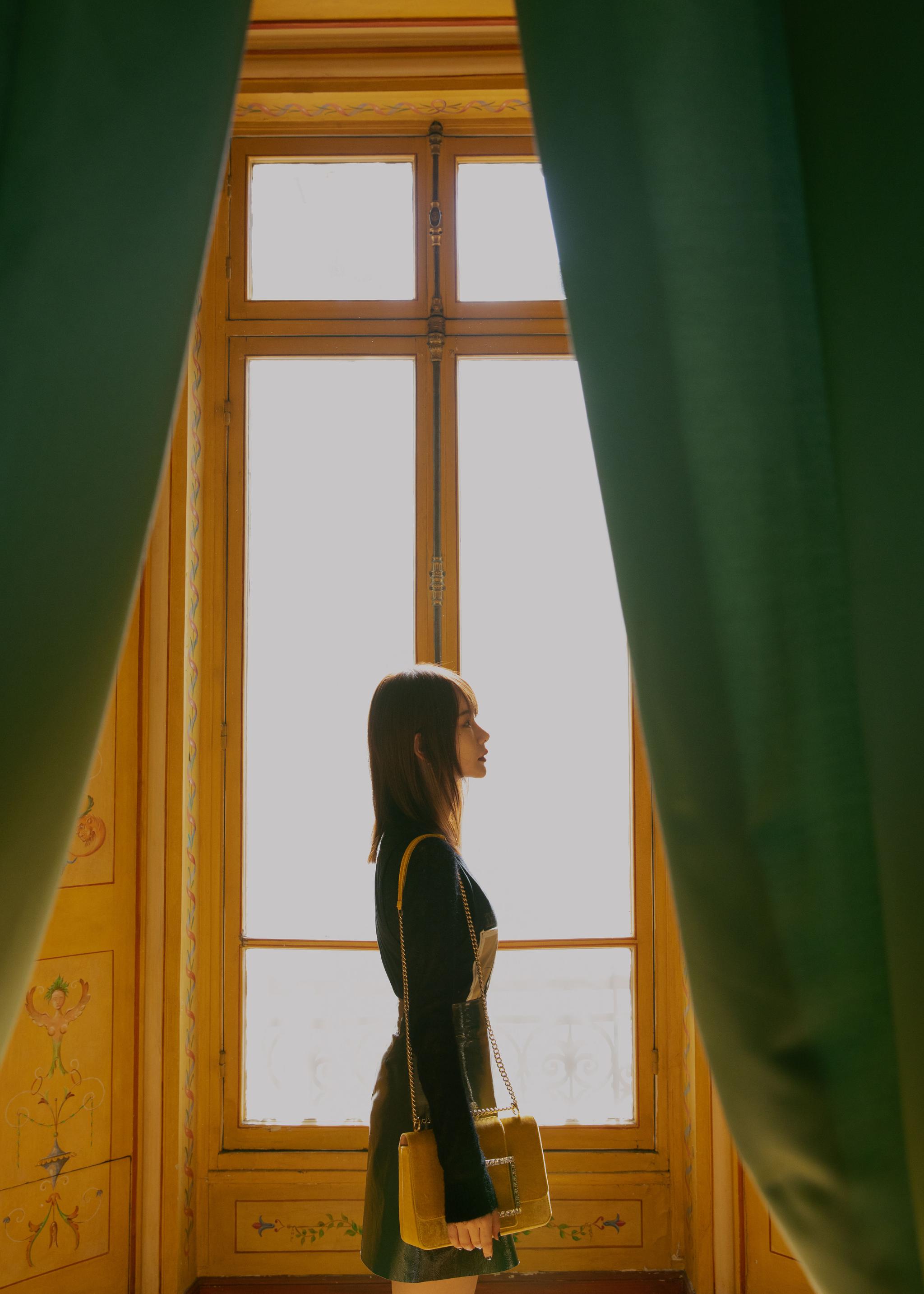 今日戚薇曝光一组巴黎时装周美图在温柔的空气刘海衬托下