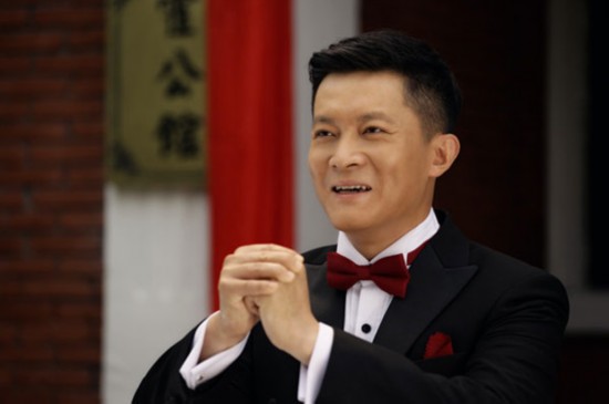 他是走红绝缘体,拍戏只看演技不计较片酬,如今带上妻儿四处拍戏