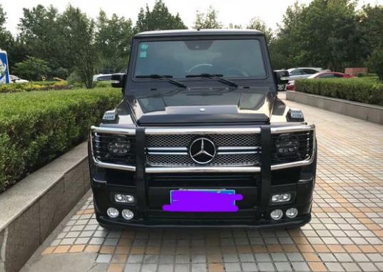 看到一辆改装版奔驰g300,前保险杠让这车连50万都不值,丑爆了