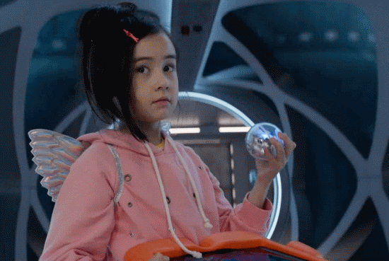 灵可爱的亚裔面孔的小姑娘——8岁的#梅英#,是由今年10岁的#蔡书雅