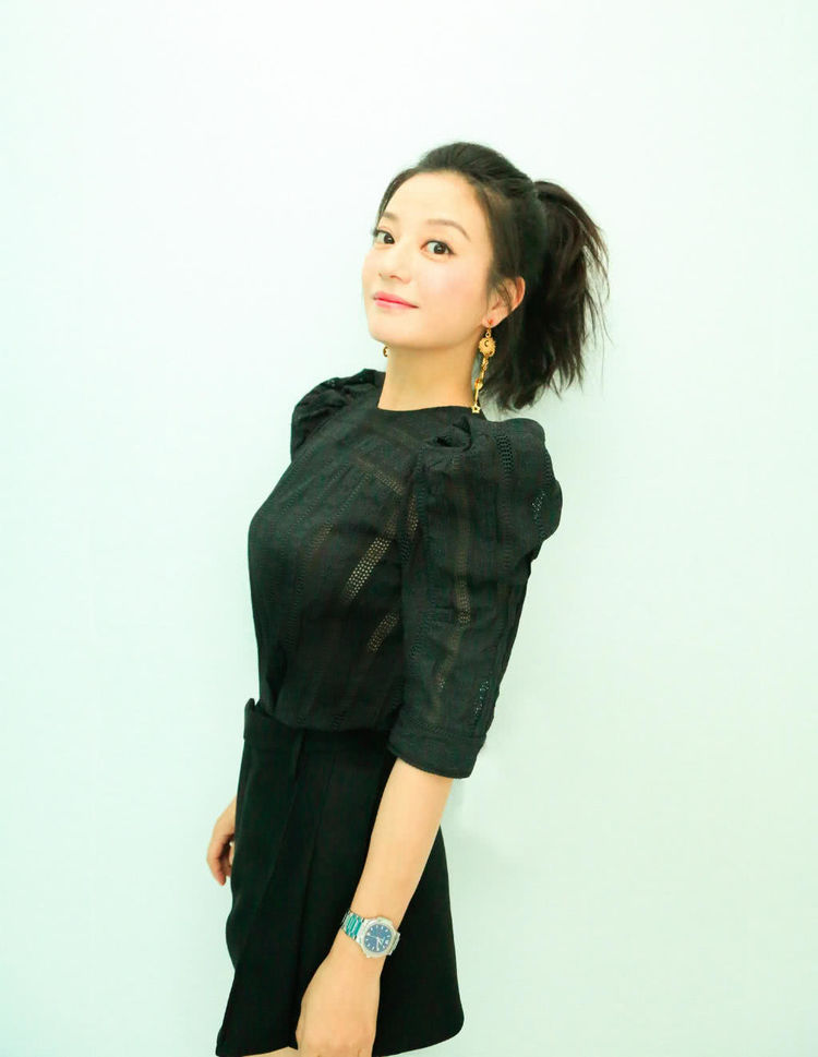 赵薇扎马尾俏皮软萌 一袭黑色私服踩恨天高秀纤细美腿