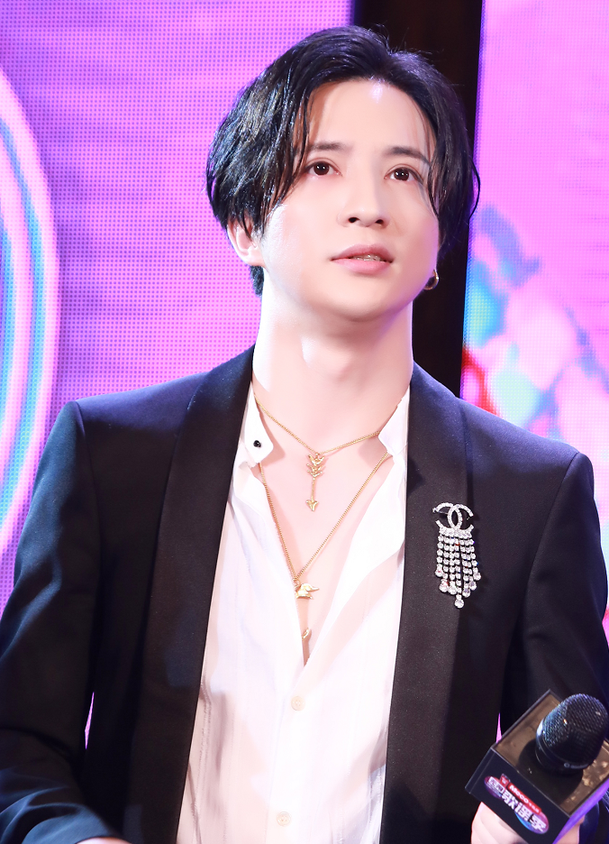 薛之谦中分搭大金链出席活动咬唇伸舌斗鸡眼搞怪卖萌