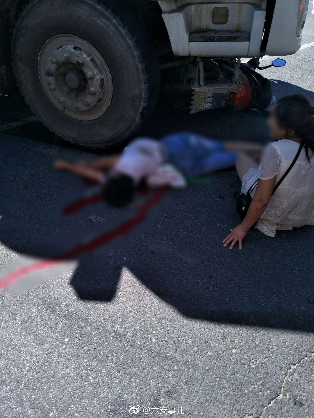 痛心!六安城区突发一起车祸,一孩子当场死亡![伤心]