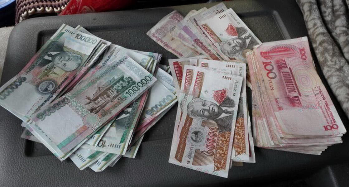 卡车司机到邻国拉香蕉,兜里备着几百万仅够油钱一趟能赚两千万.