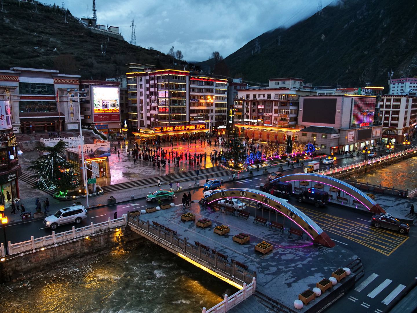 今天一早从色达县城出发,赶往目的地康定