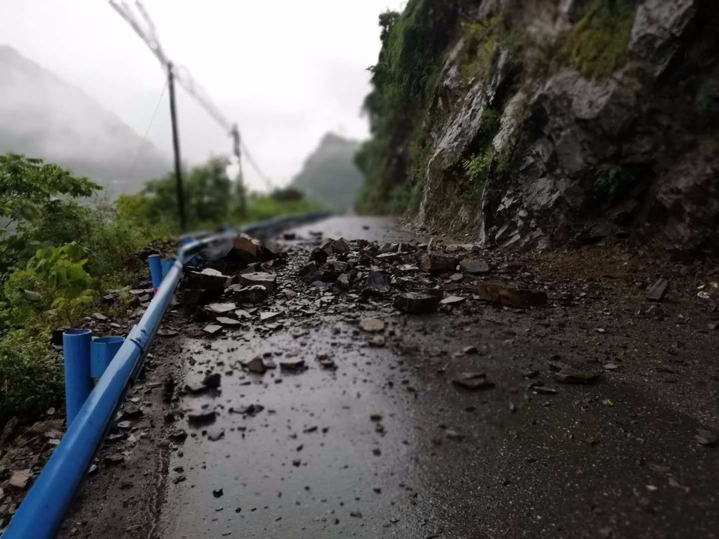 暴雨来袭陕西紫阳境内多条路段塌方中断