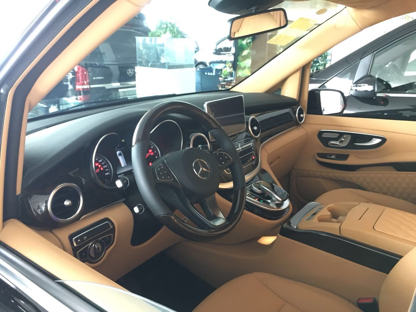 进入驾驶室,极具美感的流线型设计风格中控台一改我们对于德国车中规