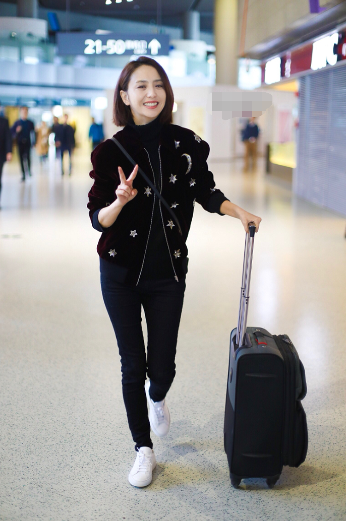 佟丽娅素颜穿丝绒外套优雅精致现身机场 主动对镜头比v漂亮大方