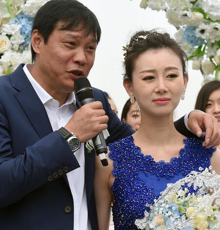 范志毅娶小17岁娇妻娇滴年轻,如今越发娇媚,怀抱儿子露笑容!